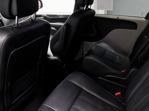 Used 2016 Chrysler Town & Country Touring FWD image 20