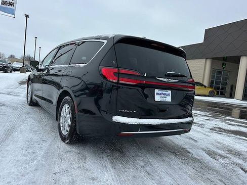 Used 2023 Chrysler Pacifica Touring-L image 5