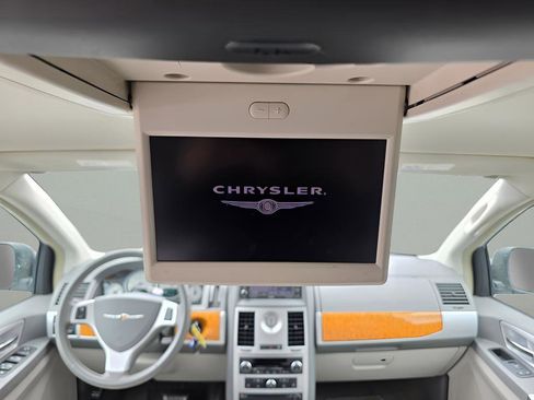 Used 2009 Chrysler Town & Country Limited w/ Entertainment Group #3 FWD image 18