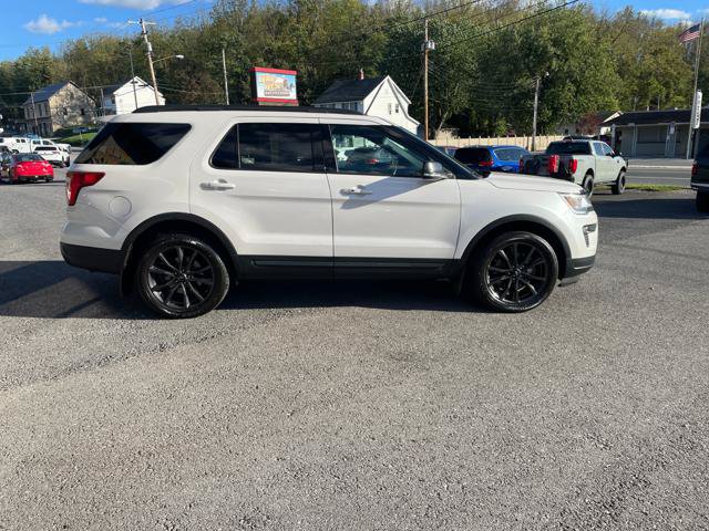 Used 2018 Ford Explorer XLT w/ Equipment Group 202A AWD/4WD image 9