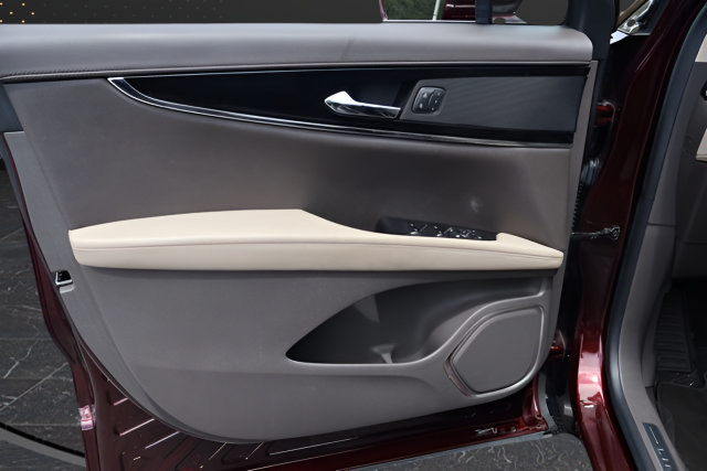 Used 2022 Lincoln Nautilus FWD w/ Premium Package image 12