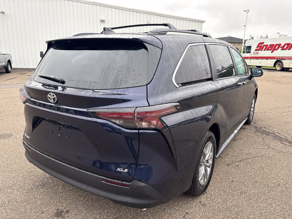 Used 2026 Toyota Sienna XLE AWD/4WD image 7