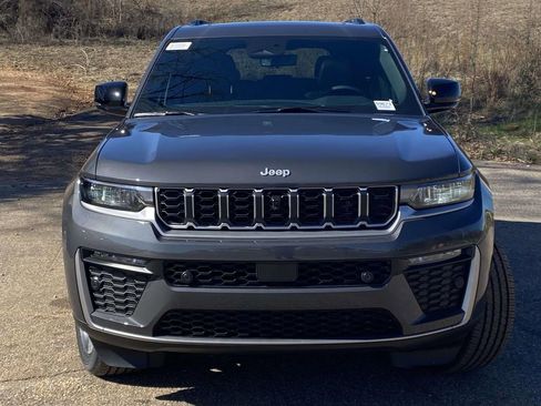 New 2026 Jeep Grand Cherokee Limited w/ Luxury Tech Group II RWD image 28