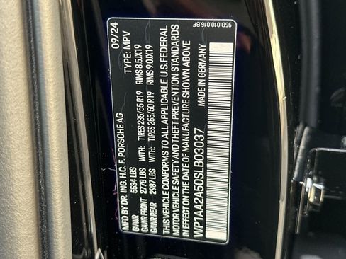 Certified 2025 Porsche Macan AWD/4WD image 32
