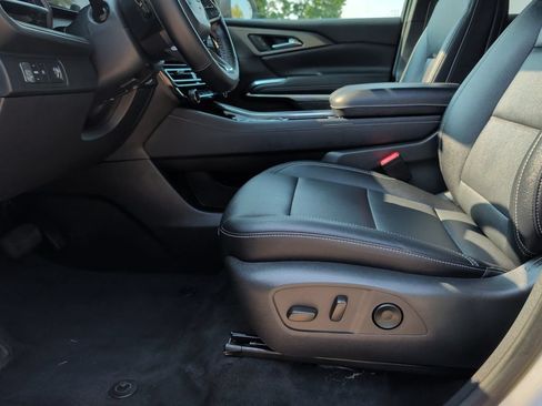 Used 2025 Chevrolet Traverse LT FWD image 23