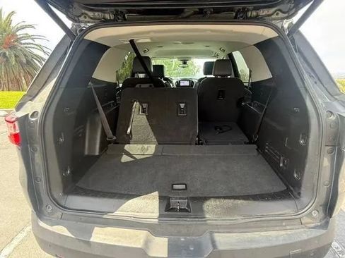 Used 2021 Chevrolet Traverse LT w/ LT Premium Package FWD image 32