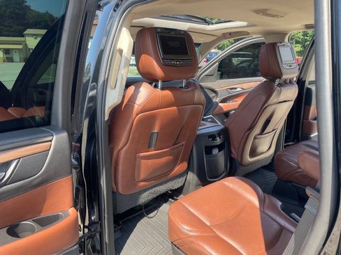 Used 2018 Cadillac Escalade Luxury RWD image 34