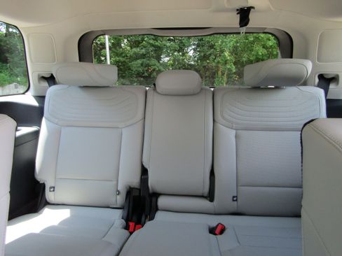Used 2025 Ford Expedition Platinum w/ Platinum Ultimate Package AWD/4WD image 30