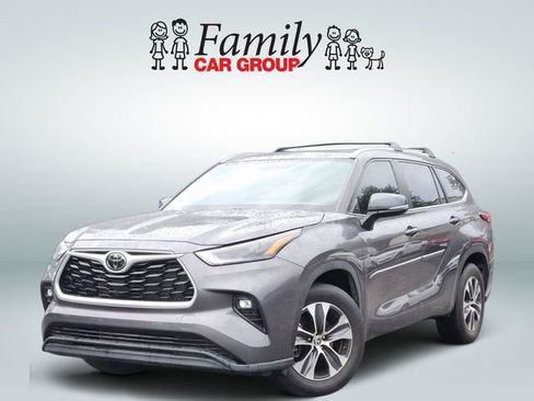 Used 2023 Toyota Highlander XLE FWD image 1