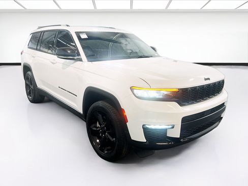Used 2022 Jeep Grand Cherokee L Limited w/ Black Appearance Package AWD/4WD image 3