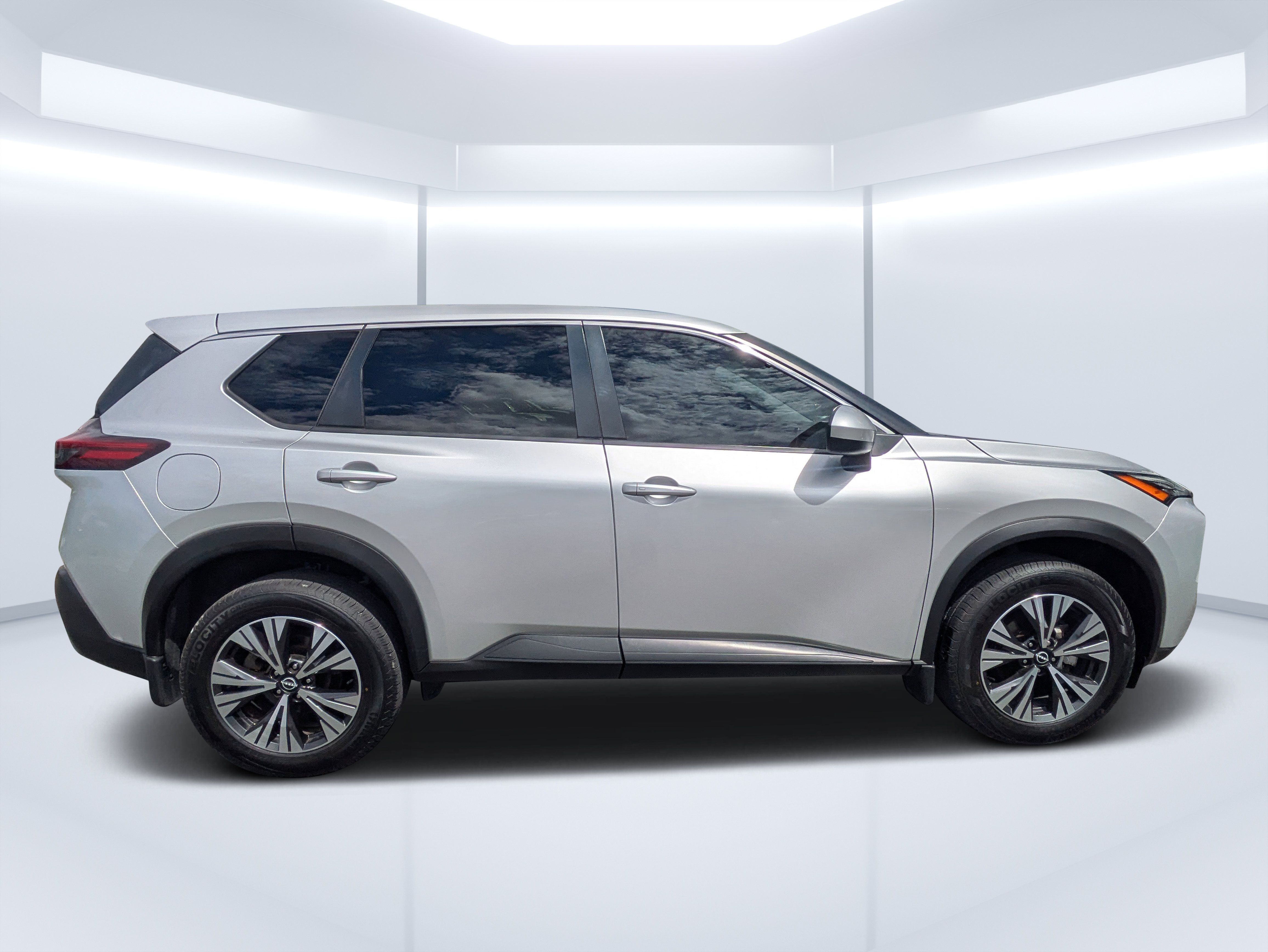 Used 2023 Nissan Rogue SV FWD image 2