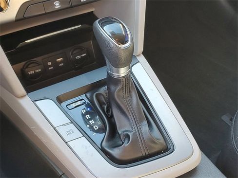 Used 2017 Hyundai Elantra SE image 18