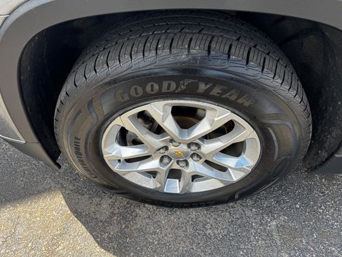 Used 2019 Chevrolet Traverse LT image 2