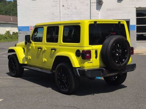 Used 2024 Jeep Wrangler Unlimited Sahara w/ Technology Group AWD/4WD image 8