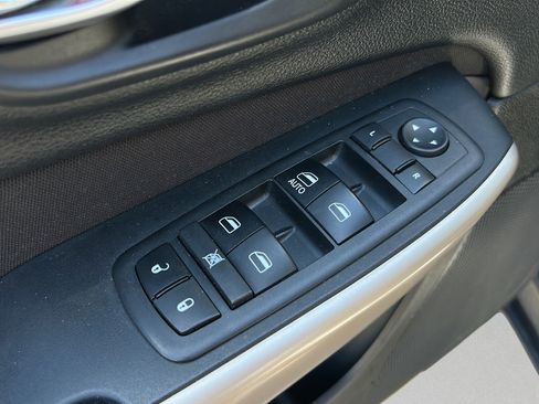 Used 2018 Jeep Cherokee Latitude w/ Altitude Package AWD/4WD image 12