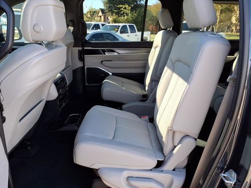 New 2025 Jeep Wagoneer L Series II image 13