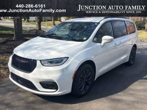 Used 2022 Chrysler Pacifica Touring-L w/ S Appearance Package image 1