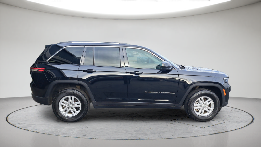 Used 2023 Jeep Grand Cherokee Laredo AWD/4WD image 4