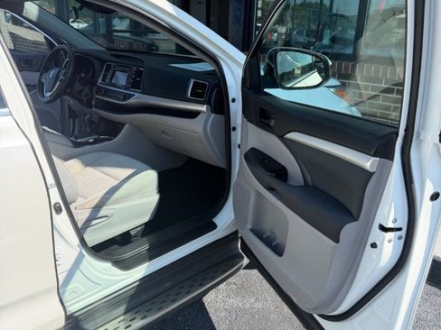 Used 2019 Toyota Highlander LE FWD image 21