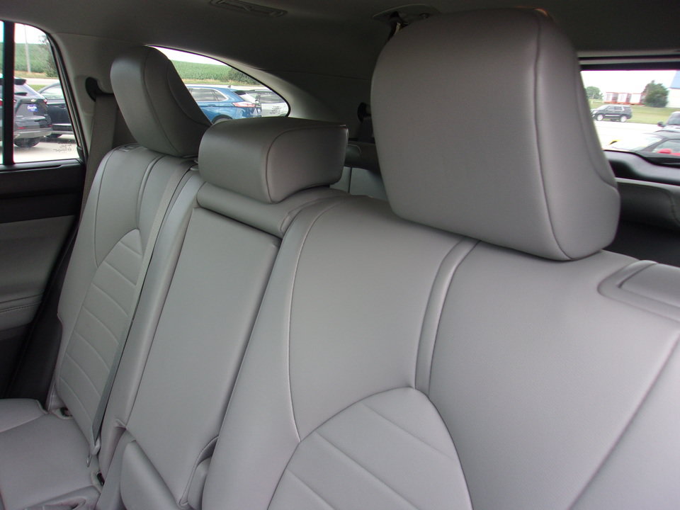 Used 2021 Toyota Highlander XLE AWD/4WD image 19