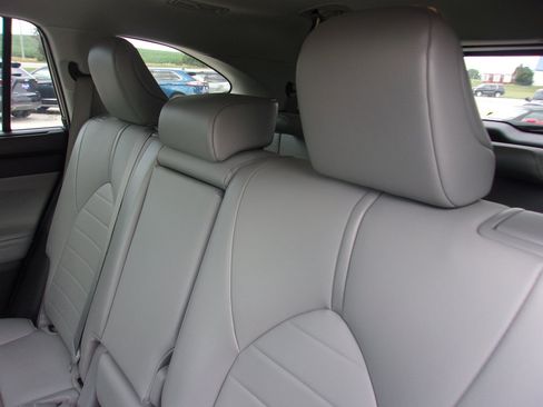 Used 2021 Toyota Highlander XLE AWD/4WD image 19