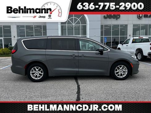 Used 2023 Chrysler Pacifica Touring-L FWD image 1