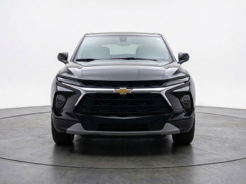 Used 2025 Chevrolet Blazer LT image 2