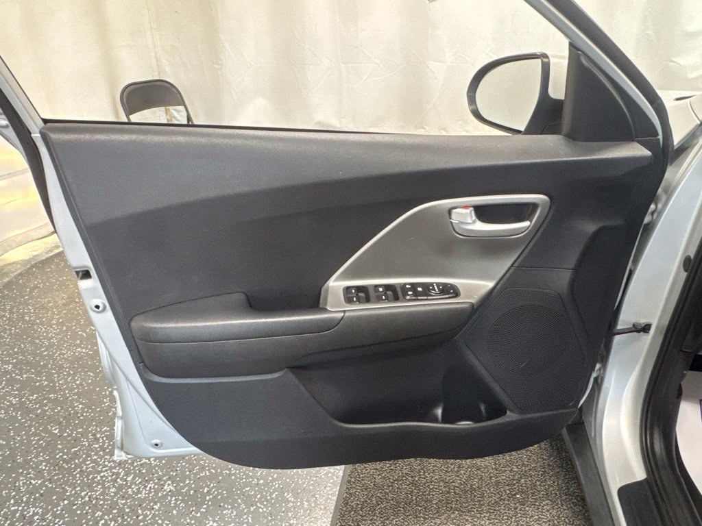 Used 2020 Kia Niro LX FWD image 15