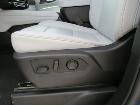 Used 2025 Chevrolet Suburban Premier AWD/4WD image 20