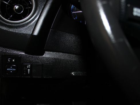 Used 2018 Toyota Corolla SE FWD image 17