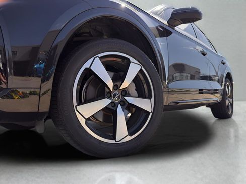 Used 2023 Audi Q5 2.0T Prestige w/ Prestige Package image 9