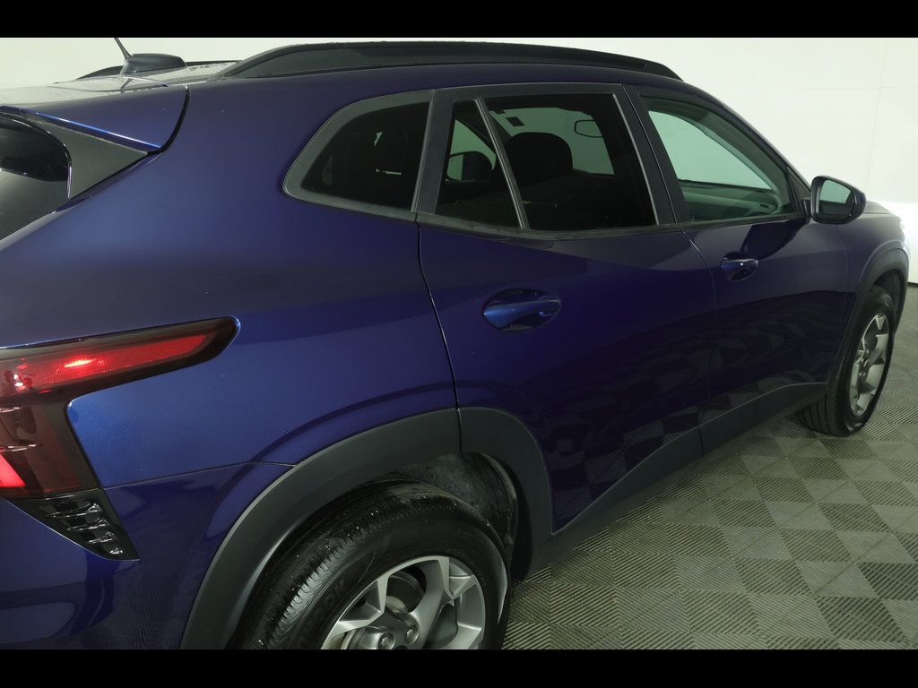 Used 2024 Chevrolet Trax LT w/ Driver Confidence Package FWD image 18
