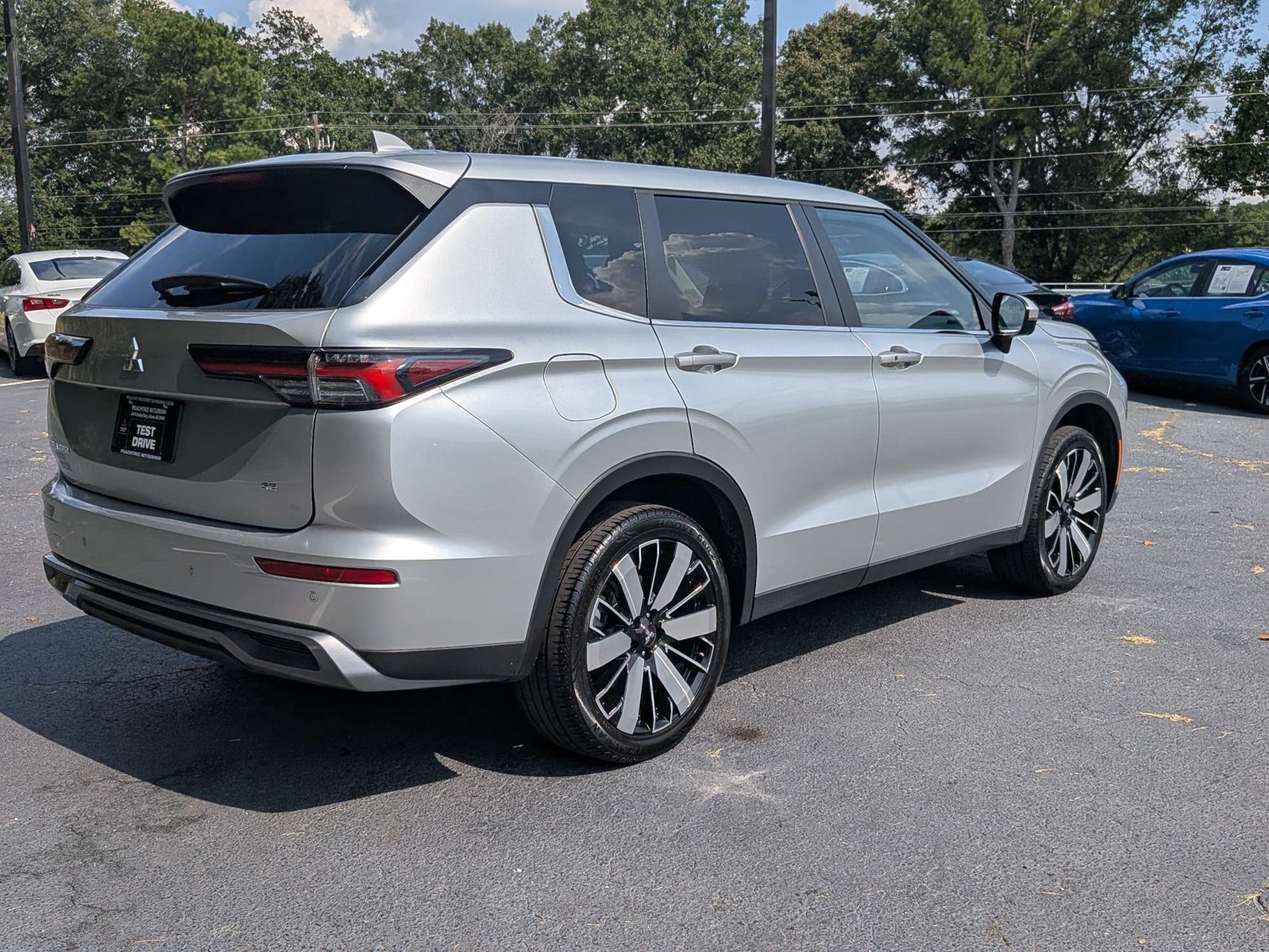 Used 2025 Mitsubishi Outlander SE FWD image 4