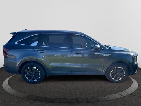 Used 2025 Kia Sorento S image 4