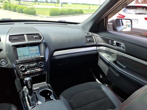 Used 2018 Ford Explorer XLT w/ Equipment Group 202A FWD image 9