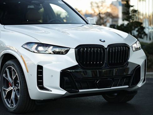 New 2026 BMW X5 xDrive40i w/ M Sport Package image 2