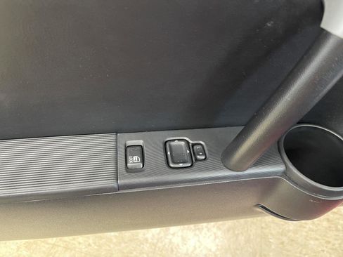 Used 2006 MAZDA MX-5 Miata Grand Touring w/ Premium Pkg image 11