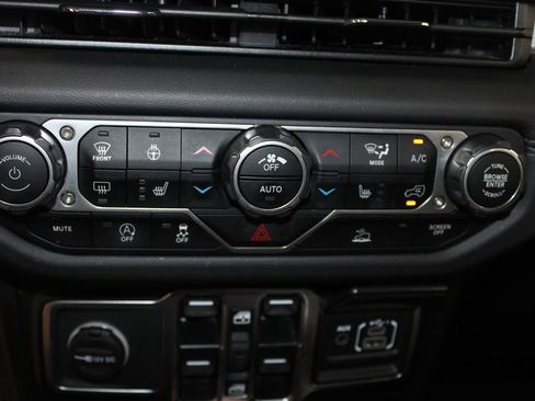 Used 2025 Jeep Wrangler Unlimited Sahara AWD/4WD image 28