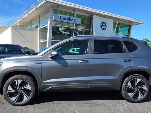 Used 2024 Volkswagen Taos SE AWD/4WD image 2