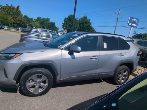Used 2022 Toyota RAV4 XLE w/ Convenience Package FWD image 6