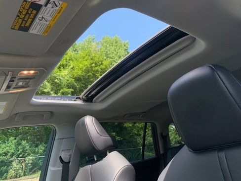 Used 2020 Toyota Highlander XLE image 11