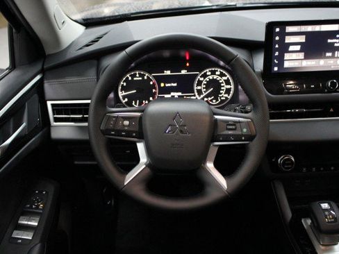 New 2026 Mitsubishi Outlander SE image 21