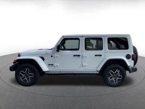 Used 2025 Jeep Wrangler Sahara image 9