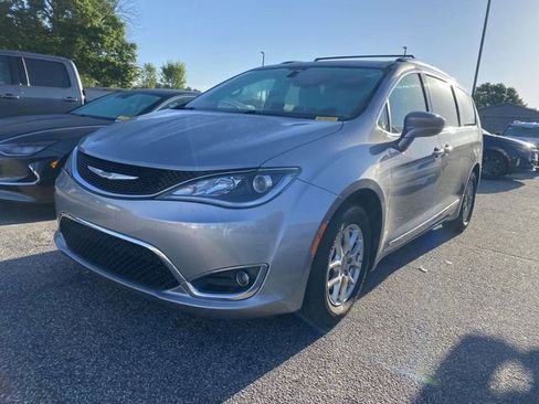Used 2020 Chrysler Pacifica Touring-L image 3