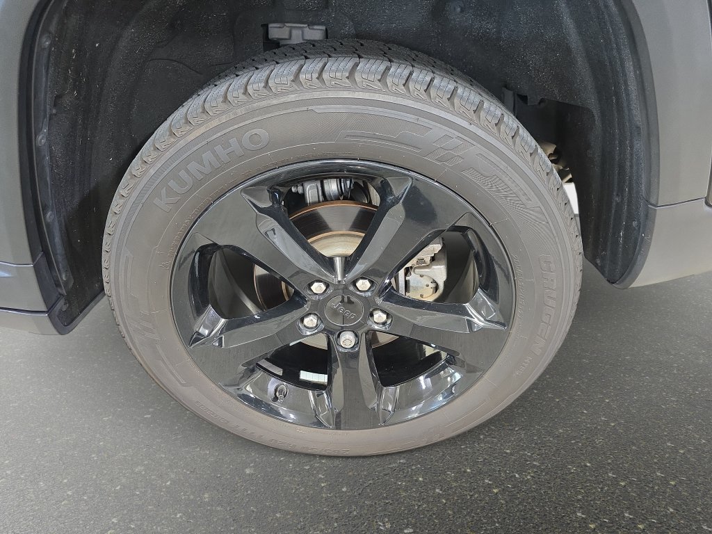 Used 2024 Jeep Grand Cherokee Altitude AWD/4WD image 30