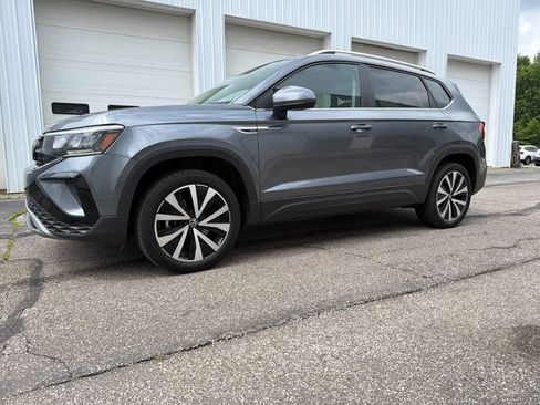 Used 2024 Volkswagen Taos SE FWD image 4