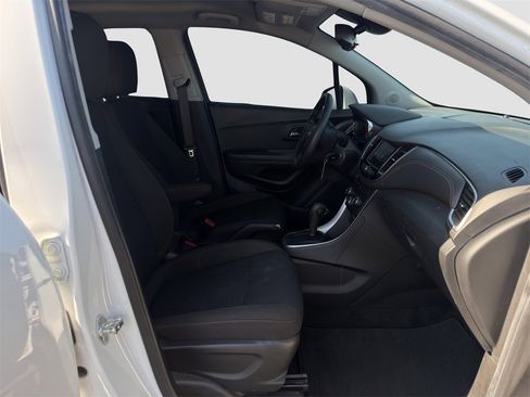 Used 2022 Chevrolet Trax LS w/ Tint and Cruise Package image 27