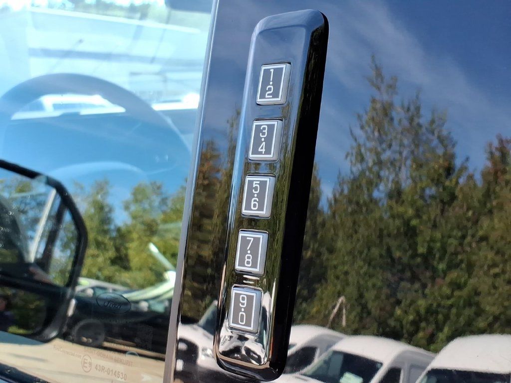 New 2026 Ford F250 XLT w/ XLT Premium Package AWD/4WD image 17