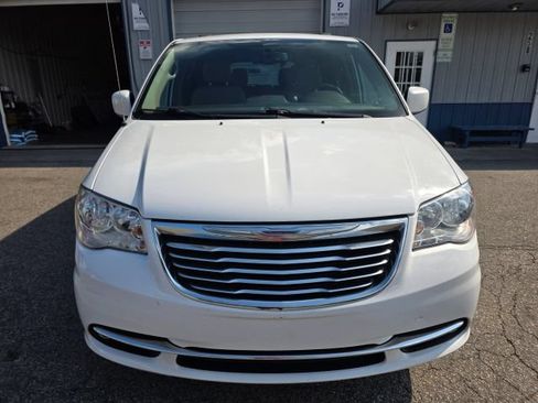 Used 2015 Chrysler Town & Country Touring FWD image 2