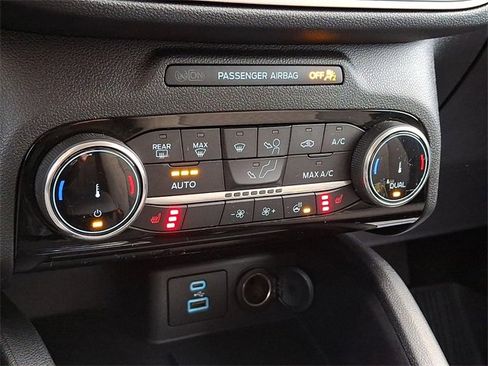 Used 2022 Ford Escape SE w/ SE Sport Appearance Package image 16